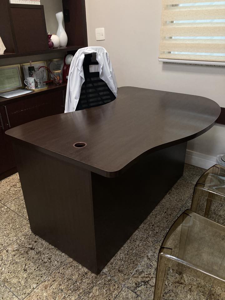 Mesa de escritório antes - acabamento escuro