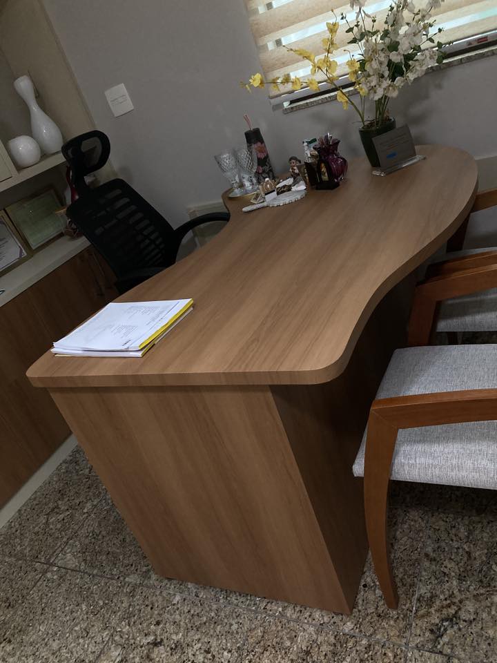 Mesa de escritório depois - acabamento madeira