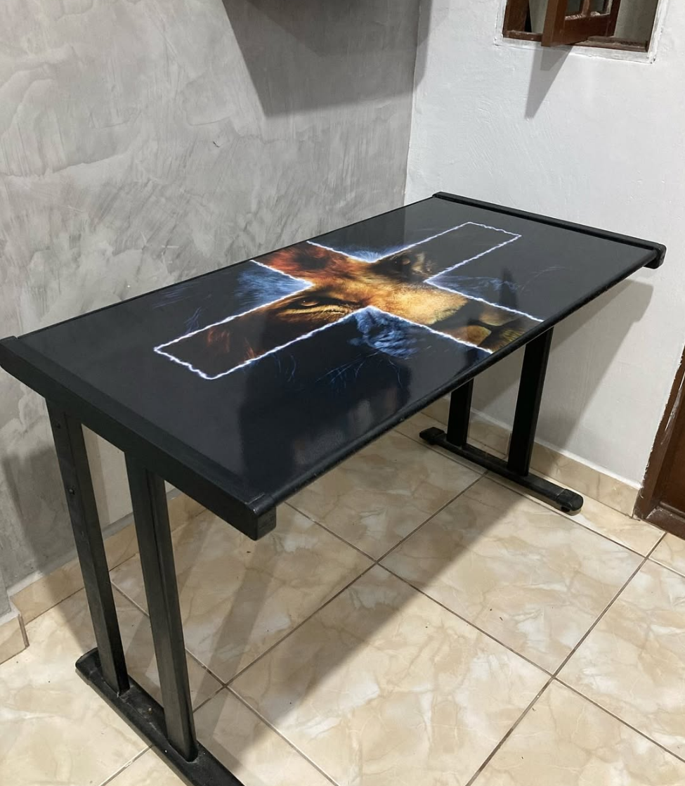 Mesa personalizada com arte de leão e detalhes em LED